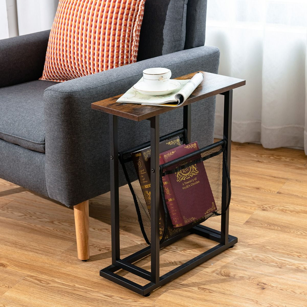 Table d'Appoint Étroite de Style Industriel avec Porte-revues en Maille et Patins Réglables pour Salon Chambre Bureau